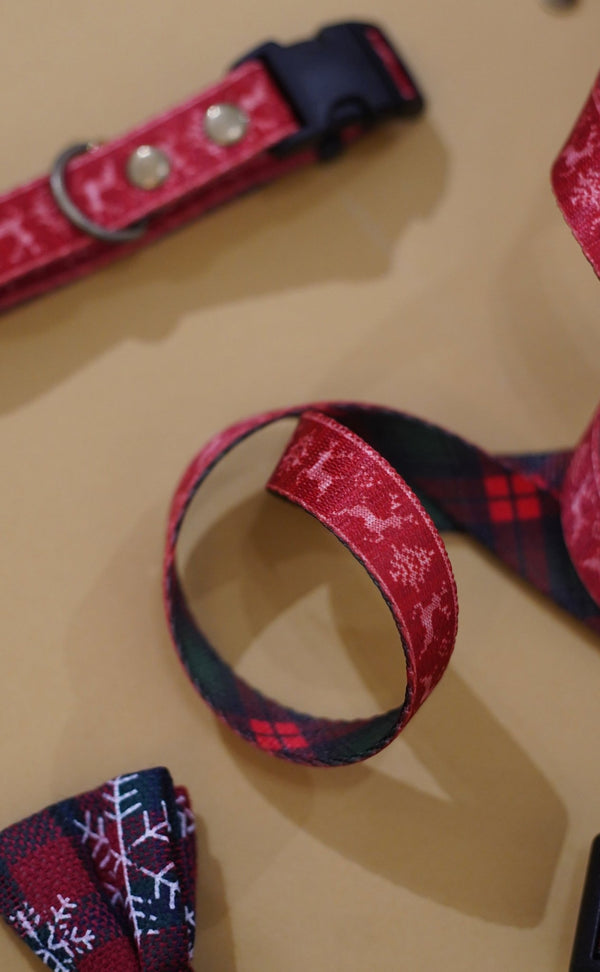 Feels Like Christmas red dog lead with white reindeer print